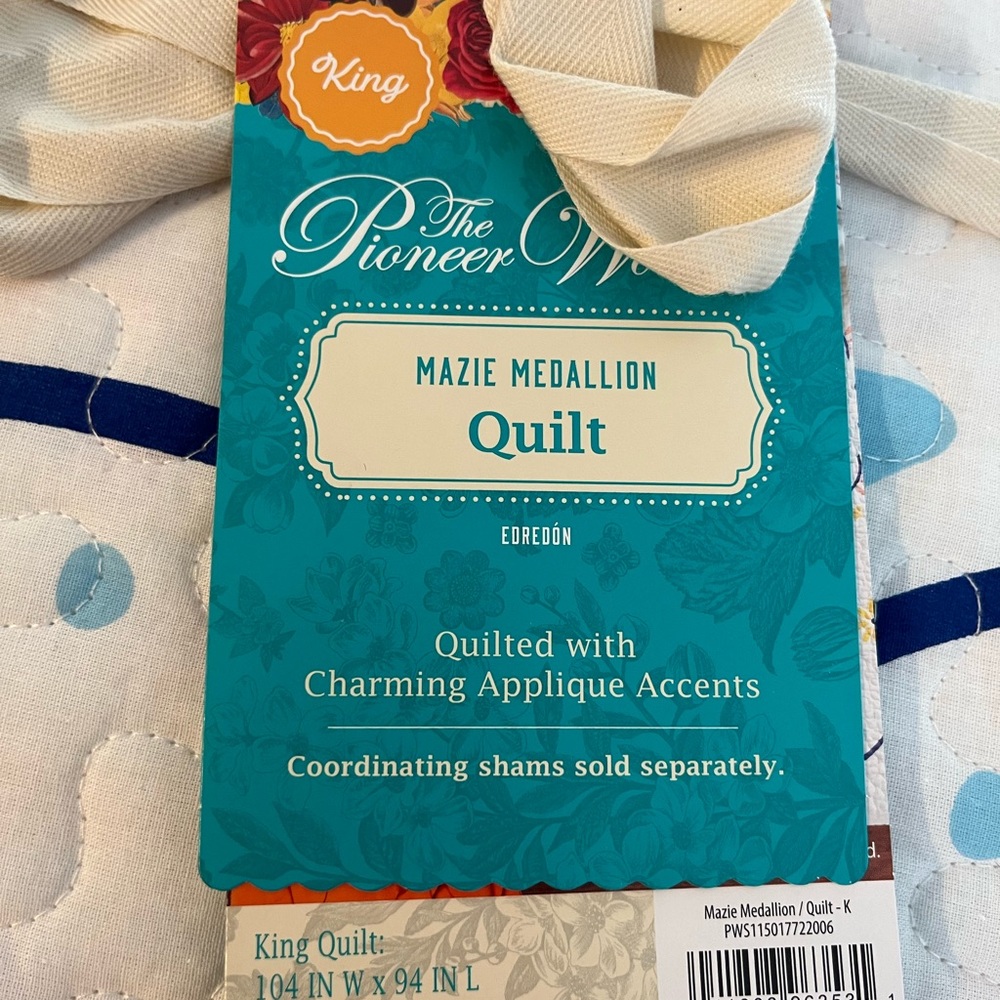 Pioneer woman Mazie medallion king size quilt brand new with tags